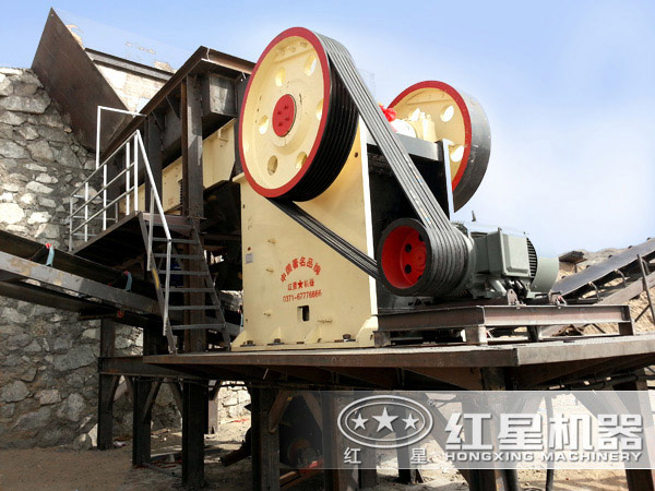 顎式粉碎機現(xiàn)場圖